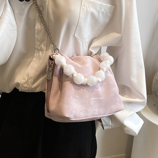 法式小众珍珠手提水桶包包，女士2024今年流行洋气粉色斜挎小包