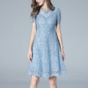 中年女士夏季圆领刺绣花优雅气质妈妈装短袖修身天空蓝连衣裙