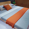 现代样板房间黑色橘色搭毯蓝色，搭巾沙发床尾，毯黄色床白色盖毯装饰