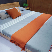 现代样板房间黑色橘色搭毯蓝色，搭巾沙发床尾毯黄色床白色盖毯装饰