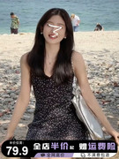 茶歇法式黑色碎花连衣裙子女夏季2024沙滩吊带裙海边度假短裙