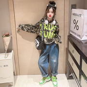女童春装迷彩卫衣2023韩版儿童时髦女孩炸街潮款牛仔裤两件套