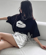 韩国女装2024早春敲酷个性银色嘴唇宽松短袖潮款T恤