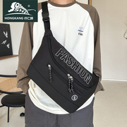 男生挎包斜跨潮牌大容量胸包男款运动包包大学生可放12.9寸平板包