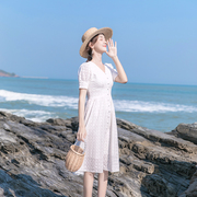 2022夏季流行裙子法式v领气质收腰桔梗裙，白色镂空绣花连衣裙