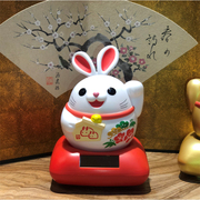 日本正版太阳能招财猫兔龙摇头公仔车载摆件可爱汽车饰品生日礼物
