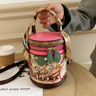 小熊涂鸦水桶包包2023圆筒包小众设计手提包单肩斜挎女包小包