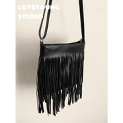 loveyoung复古vintage小众黑色，质感时尚斜挎包，超纤麂皮流苏包