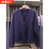 今年流行的漂亮毛衣外套，女款秋冬欧货超好看紫色v领针织开衫