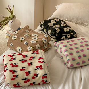 立体提花羊毛绒毯单人午睡毯羊羔绒毛毯沙发盖毯草莓桃子花朵朵