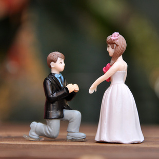 求婚新郎新娘人偶摆件婚庆用品带戒指场景情侣景观蛋糕装饰品