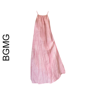 慵懒风粉色吊带连衣裙女夏季宽松显瘦大摆裙，褶皱无袖削肩长裙