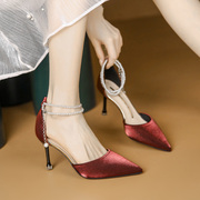 红色婚鞋女细跟气质绸缎珍珠一字扣带不掉跟小跟包头凉鞋尖头单鞋
