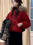 2024新年红色羽绒棉衣短外套，女冬季牛角扣连帽毛领面包服外衣