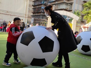 户外大型充气足球幼儿园儿童玩具沙滩球运动会舞台表演道具互动球