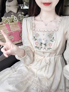 新中式方领重工刺绣长袖连衣裙，女春秋秋季高级感超好看显瘦长裙子