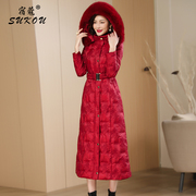 高端靓丽红色设计感羽绒服女带毛领2024冬季修身长款保暖外套