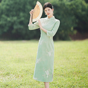 绿色麂皮绒旗袍年轻款少女复古中式绣花改良版连衣裙秋季中长