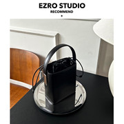 EZRO高级真皮锁扣水桶包女包斜挎洋气小众设计百搭方盒包