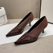 尖头单鞋女2022夏欧美(夏欧美)细中跟v口日常高跟真皮拼接复古奶奶鞋