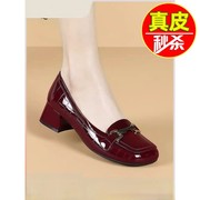 皮鞋女品牌2024秋季舒适圆头女鞋时尚酒红色漆皮粗跟女单鞋
