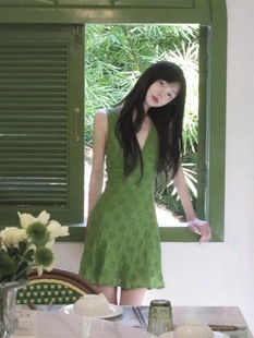 复古绿色v领无袖针织连衣裙，女夏季法式辣妹修身背心裙短裙子