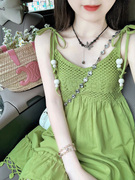 绿色v领无袖吊带连衣裙，女夏季小个子法式收腰a字裙镂空茶歇裙子夏