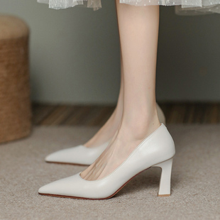羊皮米白色尖头高跟鞋，女粗跟5公分2024年不累脚7厘米面试单鞋