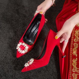 红色婚鞋女细跟中跟尖头高跟鞋，珍珠圆扣绿色新娘鞋配秀禾服的单鞋