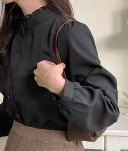 韩国大(韩国大)码女装，2023冬装时尚，蕾丝领边显瘦系扣淑女长袖衬衫