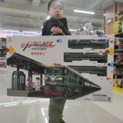 儿童玩具东风火车头，4b内燃机车仿真电动轨道，火车绿皮火车模型玩具