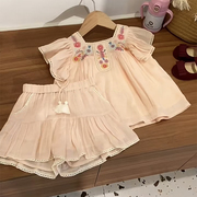 女童套装夏季2024女宝宝洋气，时髦刺绣花朵上衣，粉色短裤两件套