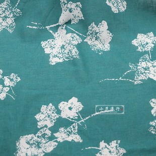草绿色底白色花朵印花纯亚麻布料，夏季透气衬衫，港风复古连衣裙面料