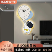 可爱卡通2023儿童房钟表挂钟客厅家用时尚宇航员创意时钟壁灯