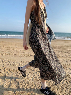 小碎花吊带连衣裙2024夏季韩版温柔风显瘦设计感长裙沙滩裙