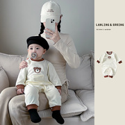 婴儿连体衣韩版童装2024春季小熊爬服春装婴童包屁衣长袖哈衣