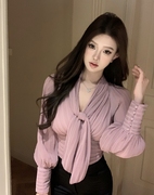 粉紫色系带长袖v领衬衫，女秋冬季法式气质，设计感上衣收腰短款衬衣