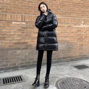 2023黑色冬季韩版直筒中长款显瘦亮面白鹅绒(白鹅绒)加厚高端羽绒服女