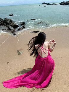 马尔代夫海边旅行度假沙滩裙超仙，气质玫红色大露背长款吊带连衣裙