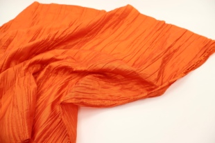 时装褶皱凹造型设计亮橘色光泽，廓形不规则褶皱面料半裙风衣布料