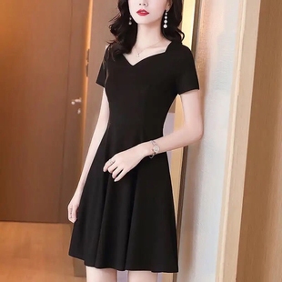 赫本风连衣裙短袖2023V领黑色职业裙子女夏装修身显瘦小黑裙
