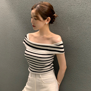 韩国chic夏季气质小性感，一字领露肩修身显瘦条纹，短袖针织衫上衣女