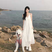 海边度假白色无袖吊带连衣裙女夏季2024甜美彩色波点中长裙子