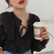 韩国chic复古宫廷风领口，系带小心机宽松雕花蕾丝，拼接灯笼袖衬衫女