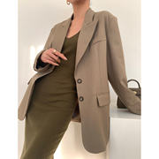 设计感廓形西装外套，女韩版显瘦气质卡其绿斜扣驳领西服上衣秋冬