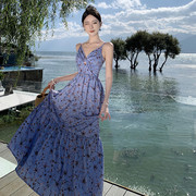 蓝色碎花吊带连衣裙女夏季法式v领收腰露背，长裙海边度假沙滩裙子