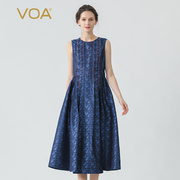 voa34姆米色织提花桑蚕丝，深蓝色圆领橙线装饰无袖大摆真丝连衣裙
