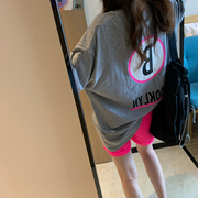 设计款2024夏季女装，oversize荧光粉色字母宽松盖臀灰短袖t恤