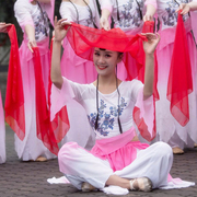 中国大红色围巾六一儿童表演舞蹈道具纱巾学生校园聚会薄丝巾