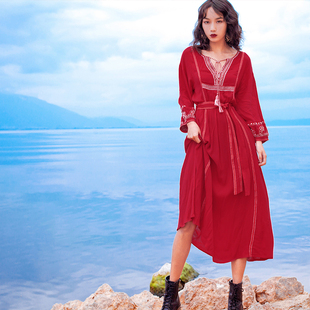 民族风棉麻刺绣连衣裙波，西米亚海边度假沙滩，裙云南旅游大红色长裙